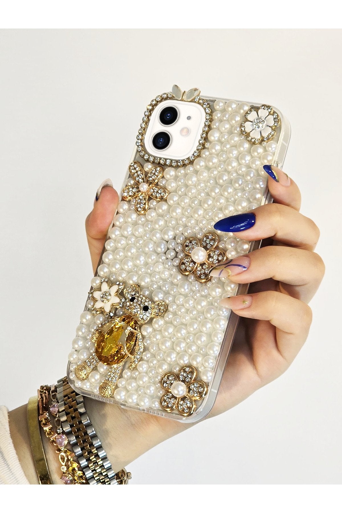 iPhone 11 Uyumlu İncili Ve 3d Karakterli El Yapımı Taşlı Premium Koruyucu Telefon Kılıfı