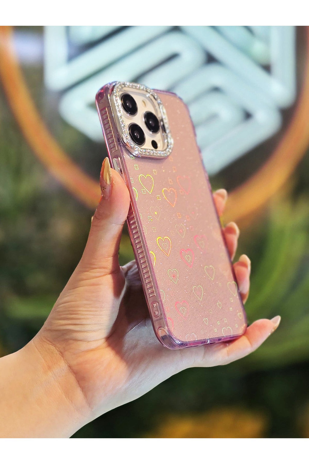 iPhone 15 Pro Max Uyumlu Işıkta Renk Değiştiren Kalp Desenli Darbe Emici Premium Lüx Kılıf