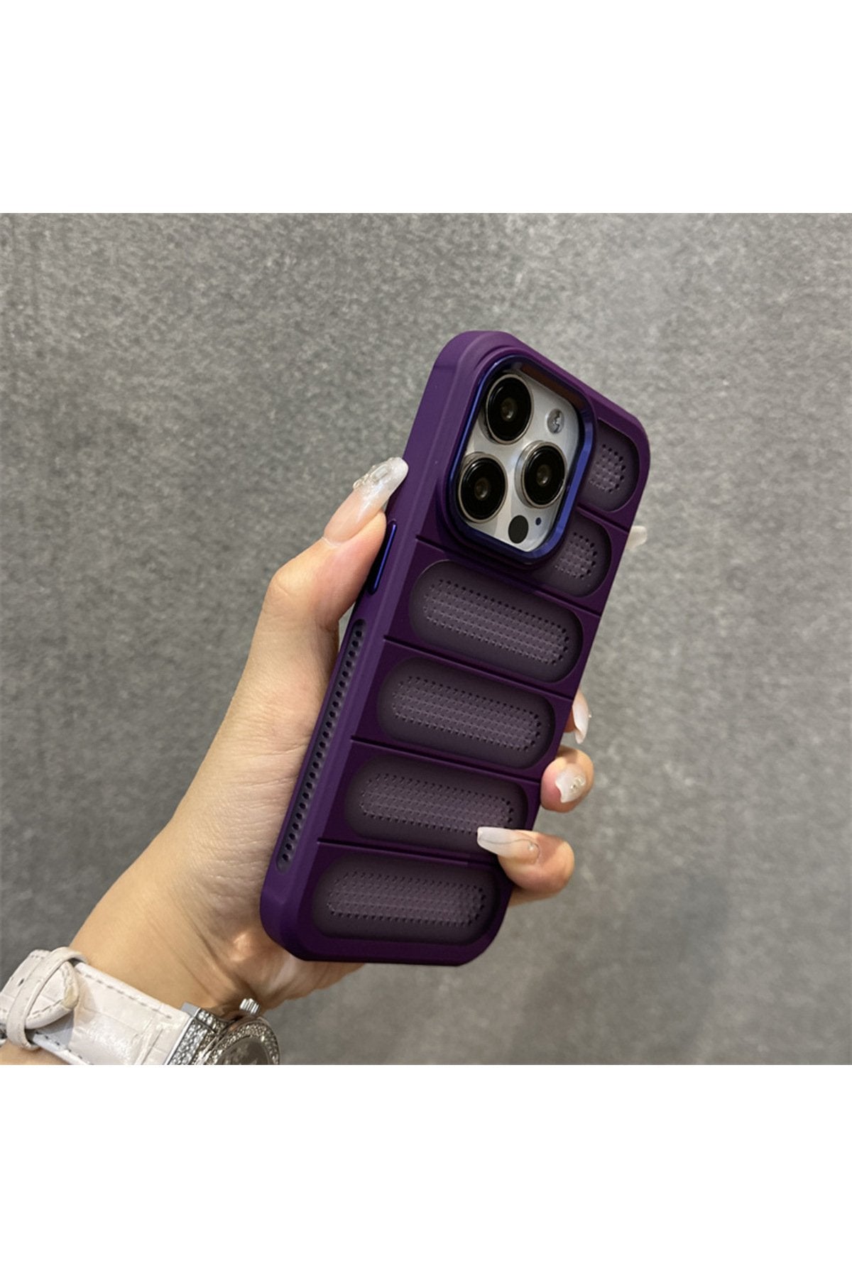 İphone 15 Pro Max Uyumlu Stand Özellikli Delikli Tasarım Isınma ve Darbe Engelleyici Kılıf