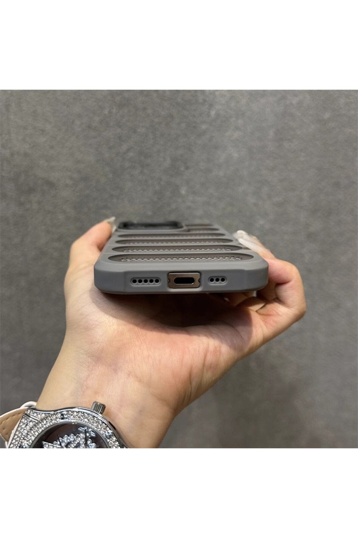 İphone 16 Pro Uyumlu Stand Özellikli Delikli Tasarım Isınma ve Darbe Engelleyici Kılıf